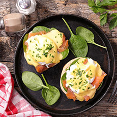 Tosta de salmón ahumado con salsa Holandesa